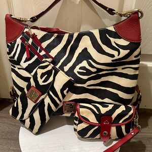 Dooney & Bourke JULIETTE/Zebra Print
HOBO BAG W/ matching pouch and wallet